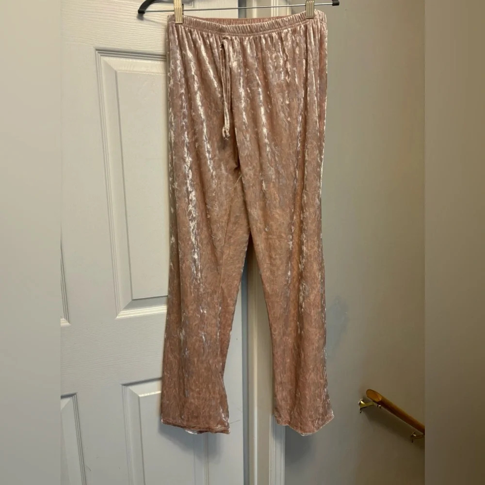 Bloomingdale’s Pink Crushed Velvet Pajama Pants Size L